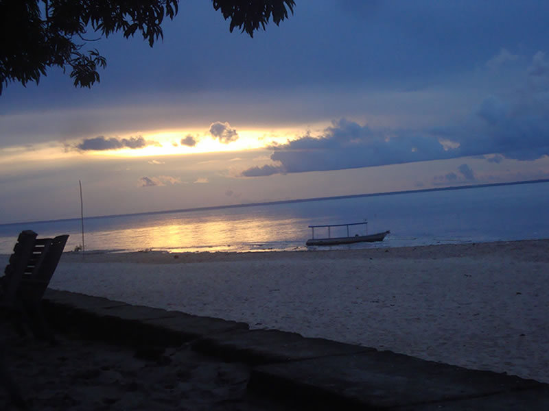 P�r-do-sol na praia de Pindobal