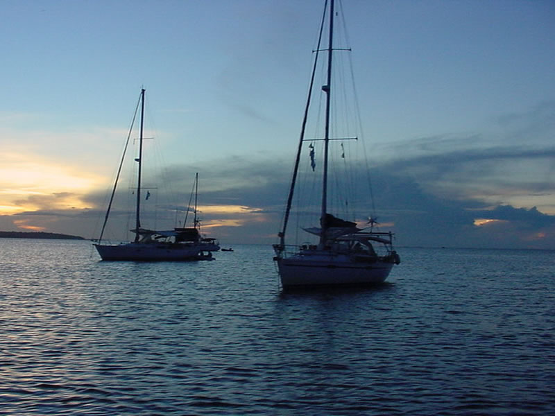 Veleiros ao p�r do sol  